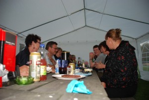 flera som äter grillat
